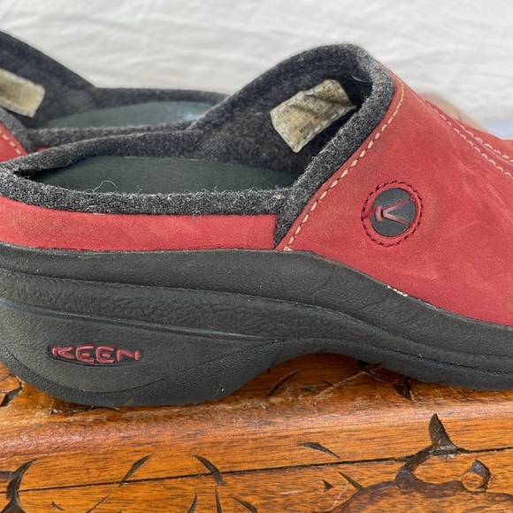 KEEN SOFT RED SUEDE SLIDE - Picture 2 of 4